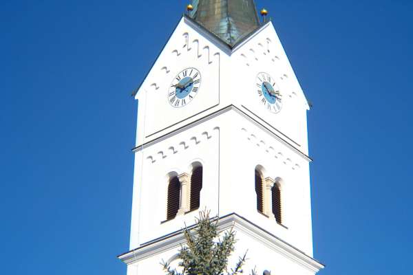Hofkirchen - Der Turm mit Spitzhelm wurde 1892 auf den mauerstarken drei gotischen Untergeschossen errichtet.