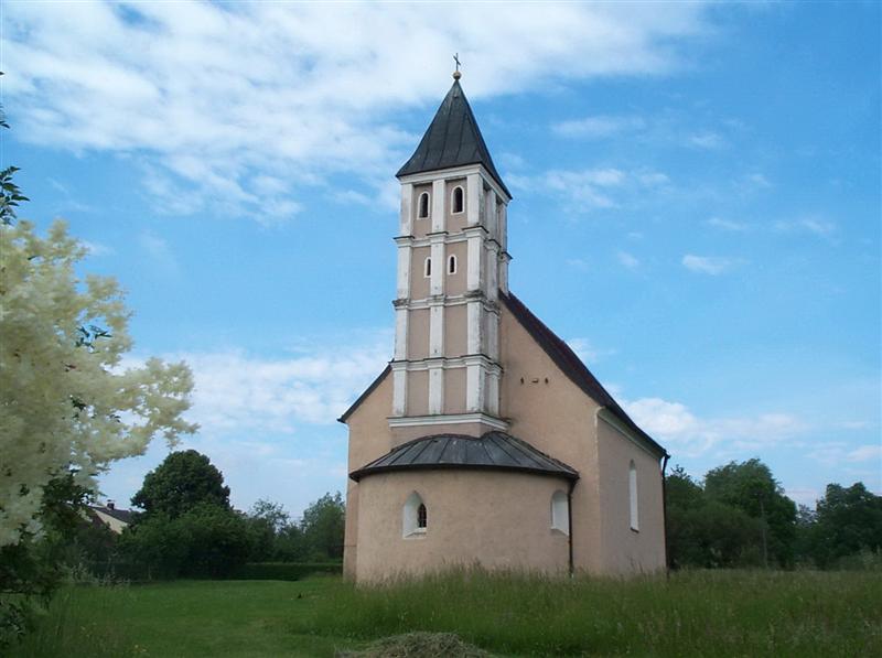 Steinkirchen - der Ort ist auch ber den Labertaler Radwanderweg bequem zu erreichen. Die Kirche ist ausserhalb der Gottesdienstzeiten geschlossen.