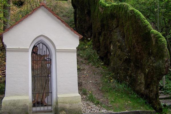 Johanneskapelle am wachsenden Felsen in Usterling